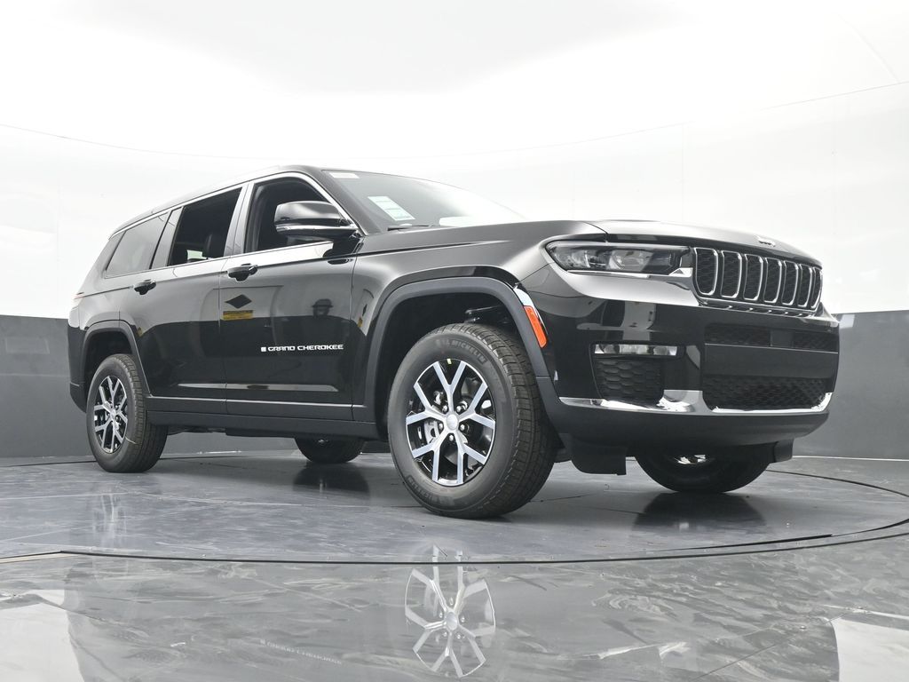 Used 2025 Diamond Black Crystal Pearlcoat Jeep Limited image 58