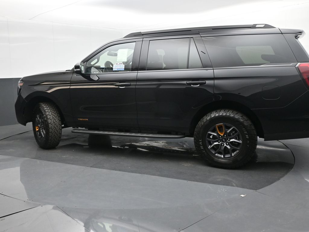 2025 Ford Expedition photo 2