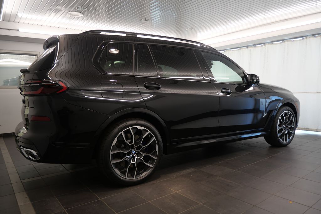 2025 BMW X7 M60i 8