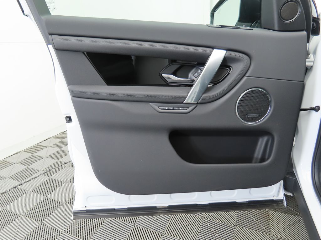 Thumbnail: 2025 Land Rover Discovery Sport - 25
