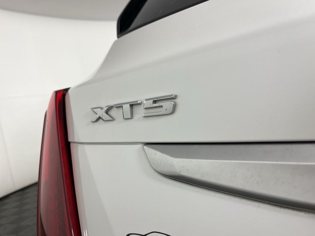 Thumbnail: 2023 Cadillac XT5 - 3