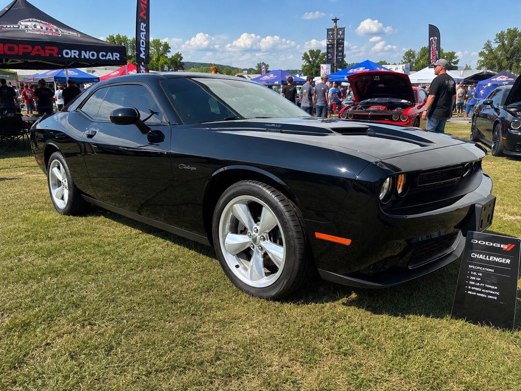 Pitch Black Clearcoat 2018 Dodge Challenger Coupe Rear-Wheel Drive 8-Speed Automatic