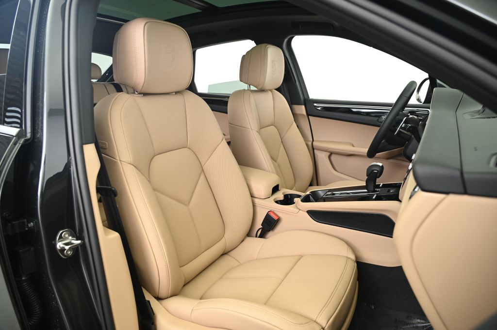 Thumbnail: 2025 Porsche Macan - 29