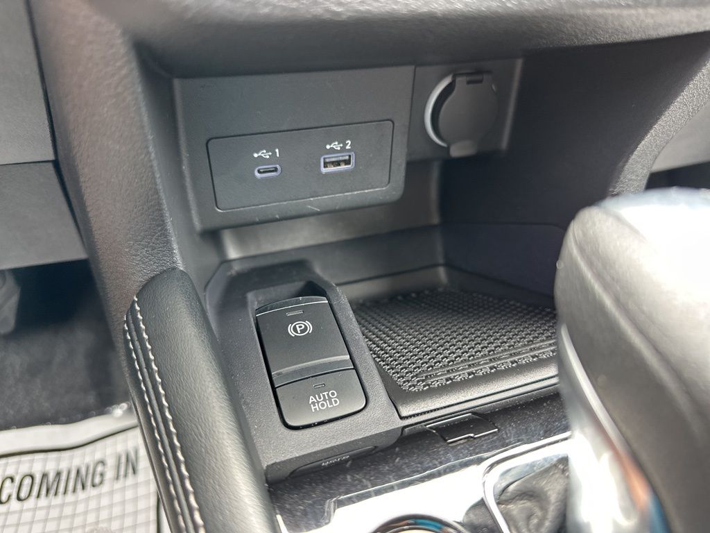 2023 Boulder Gray Pearl Nissan Kicks SR FWD SUV