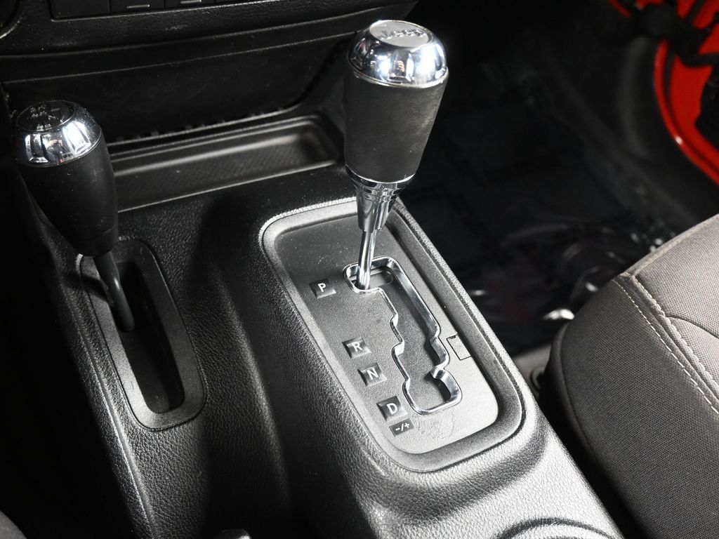 Used 2014 Firecracker Red Clear Coat Jeep Unlimited Rubicon image 19