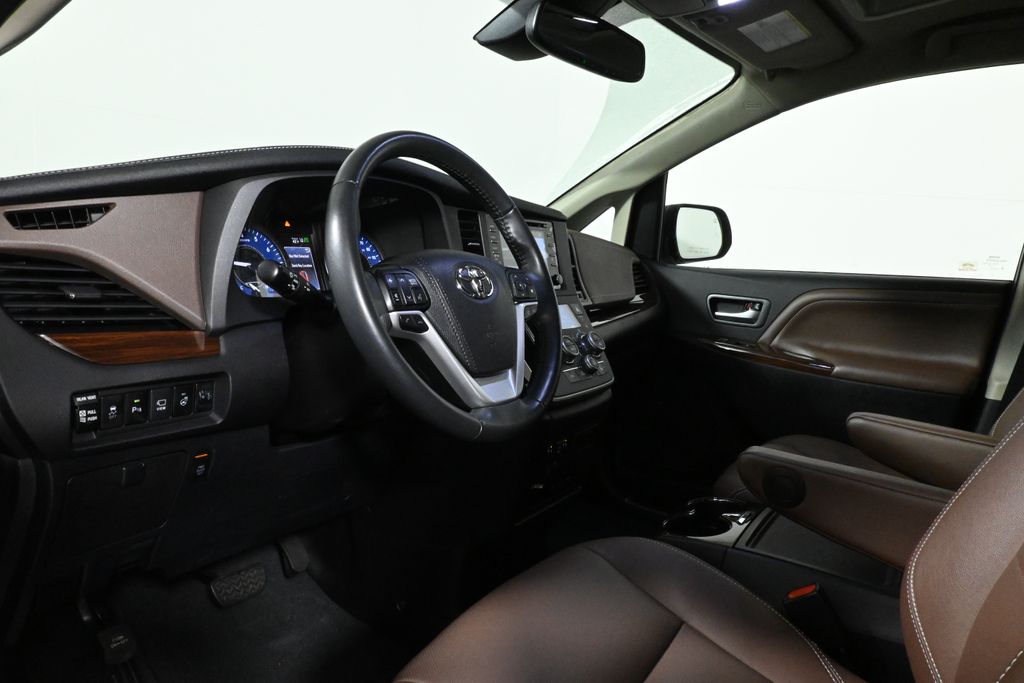 2020 Toyota Sienna SE Premium 16