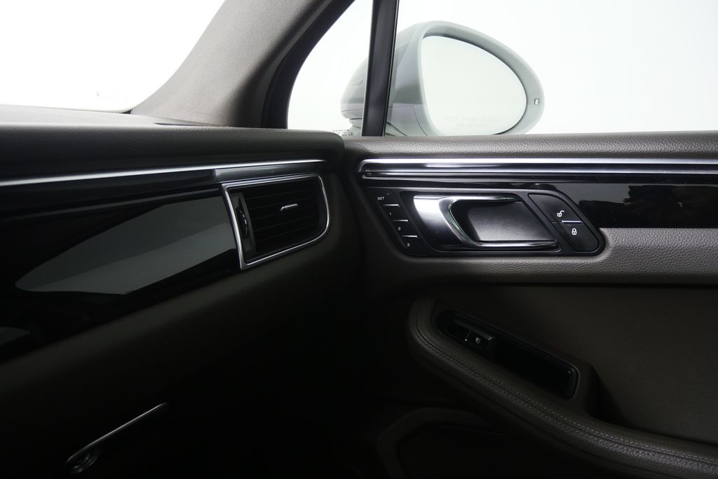Thumbnail: 2016 Porsche Macan - 30