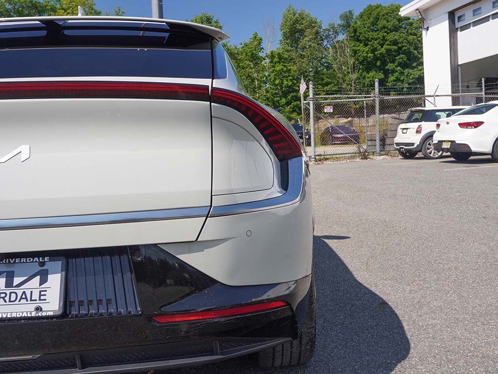 Used 2024 White Kia Wind image 15