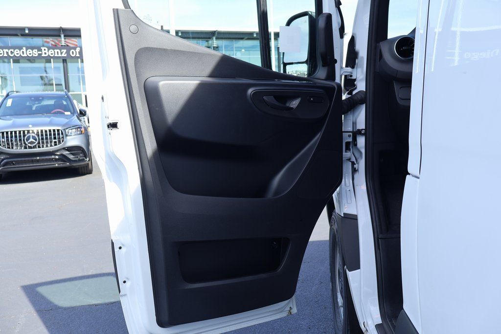 Thumbnail: 2025 Mercedes-Benz Sprinter - 7