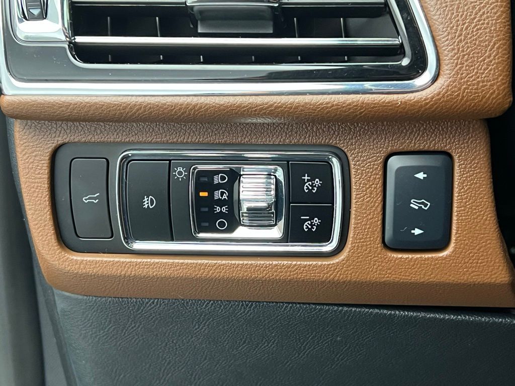 Thumbnail: 2024 Lincoln Navigator - 21