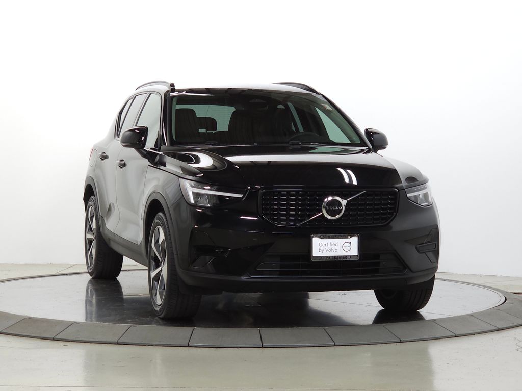 2024 Volvo XC40 B5 Core Dark Theme AWD