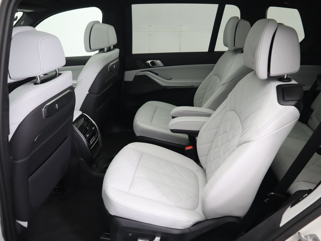 Thumbnail: 2026 BMW X7 - 21