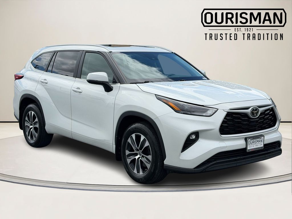 White (Wind Chill Pearl) 2023 Toyota Highlander SUV / Crossover Front-Wheel Drive 8-Speed Automatic
