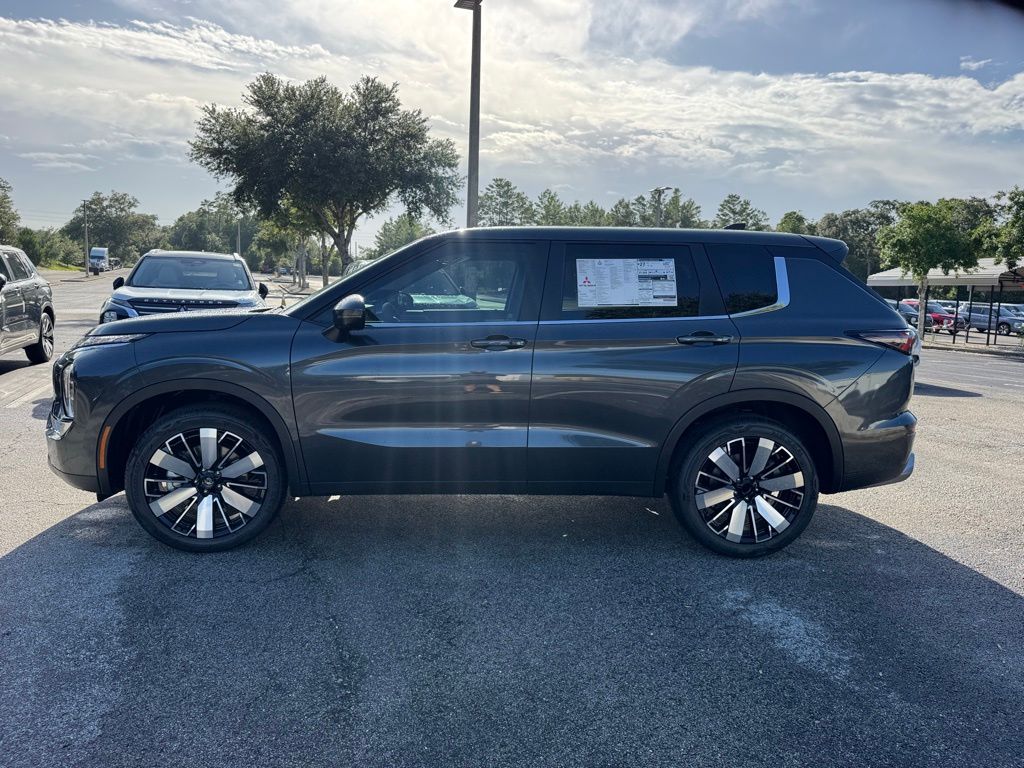 2025 Mitsubishi Outlander SE photo 2