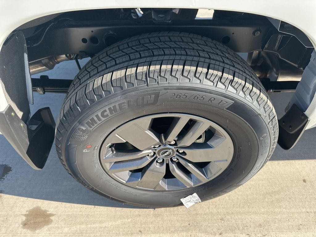 2025 Glacier White Nissan Frontier SV 4X4 Truck