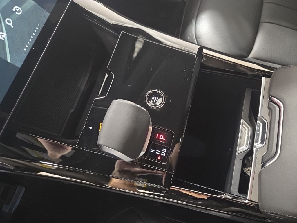 New 2026 Black Land Rover Dynamic SE image 13