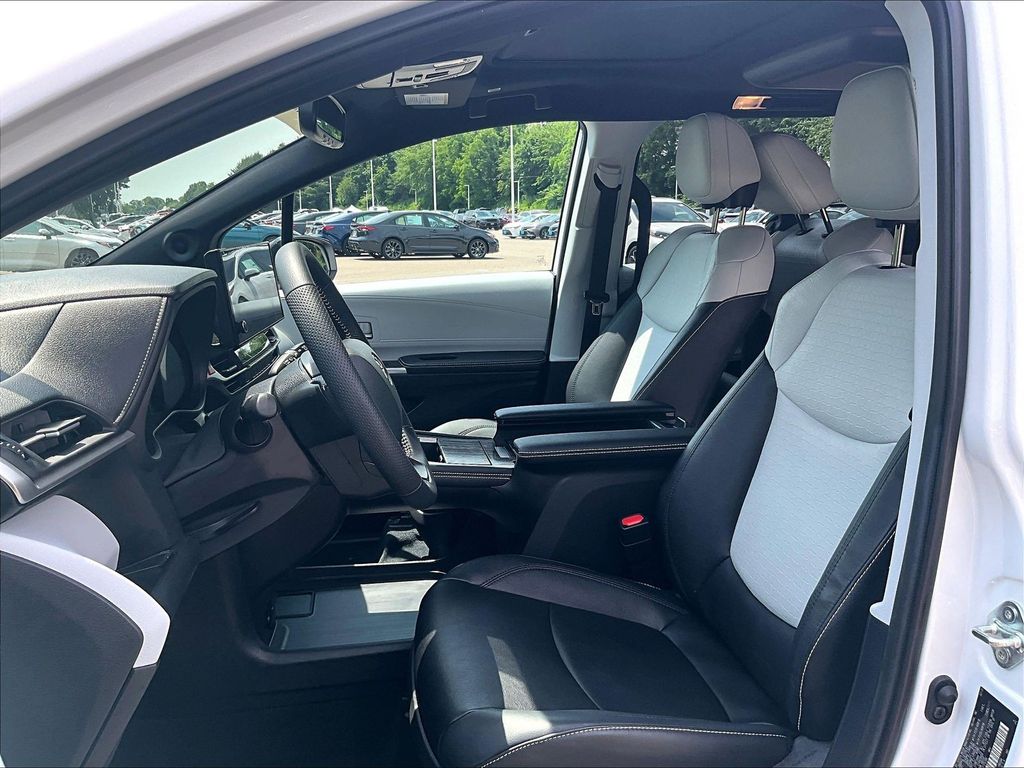 2025 Toyota Sienna — photo 10
