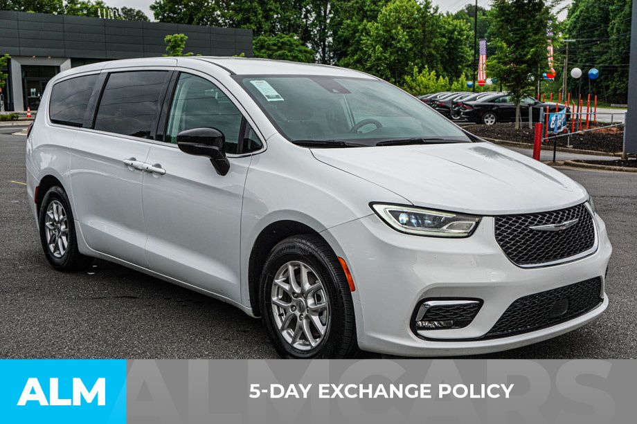 2024 Chrysler Pacifica Touring L photo 3