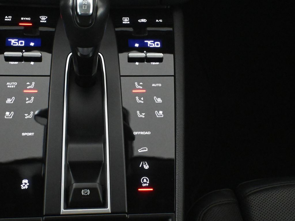 Thumbnail: 2023 Porsche Macan - 26