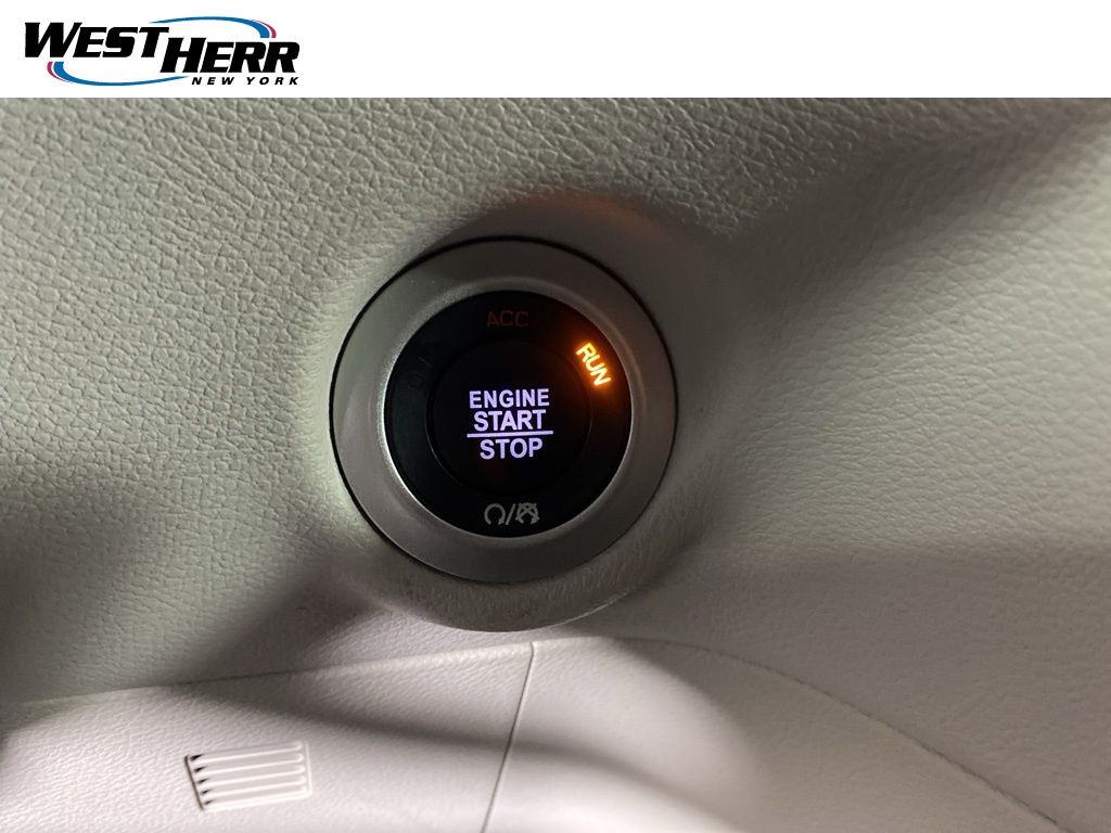 Used 2018 Silver Chrysler Touring L image 9