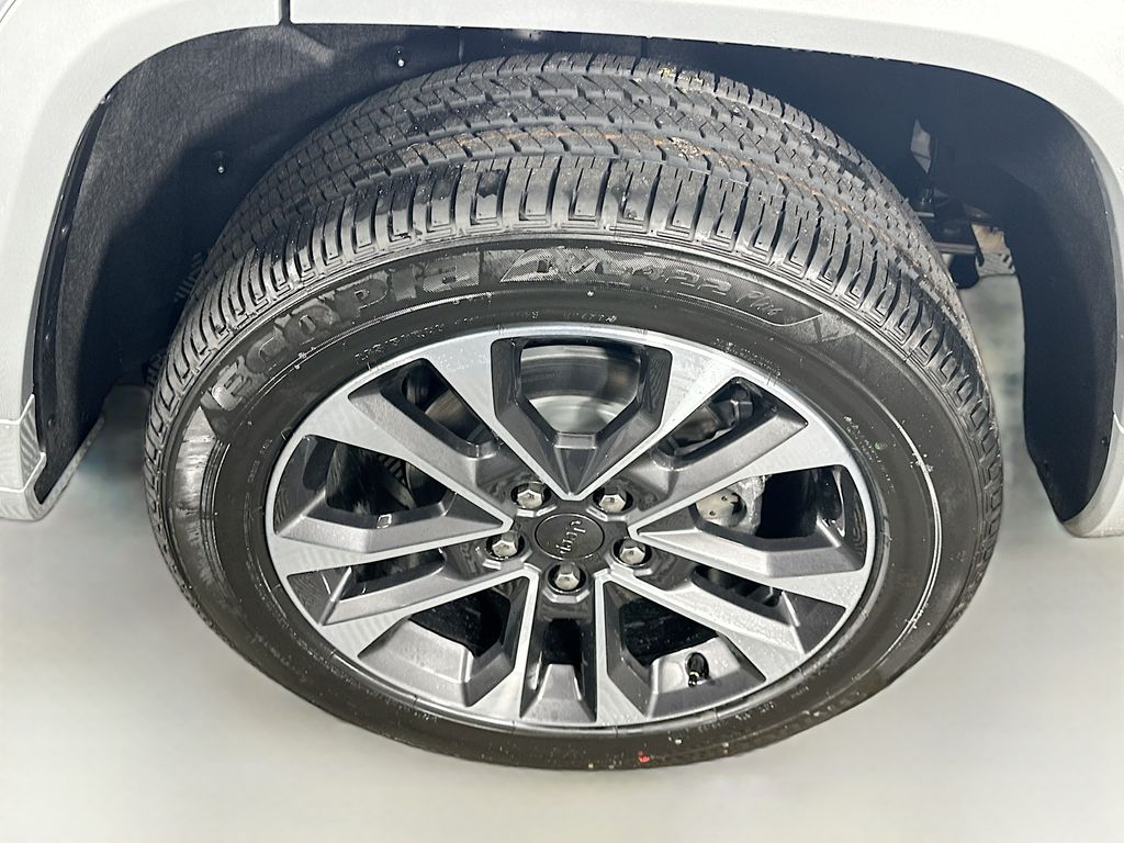 New 2025 Silver Jeep Overland image 17