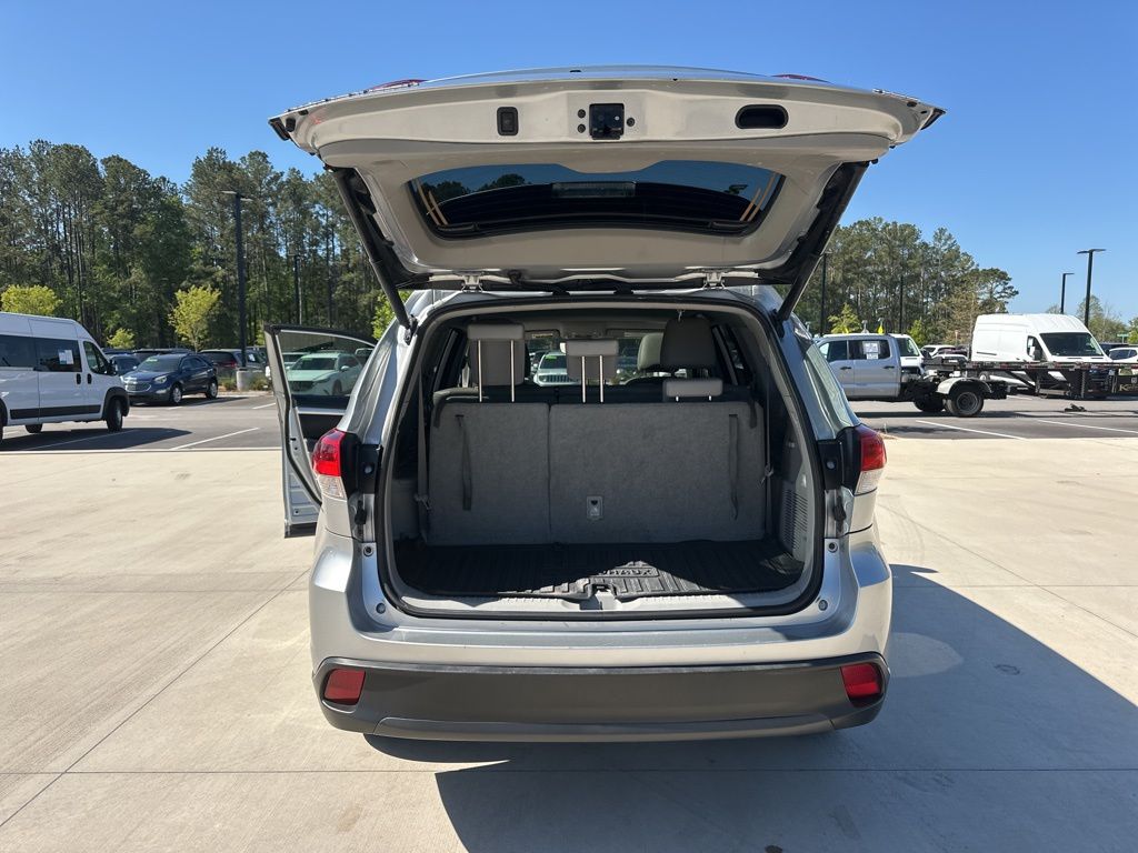 2019 Celestial Silver Metallic Toyota Highlander XLE FWD SUV