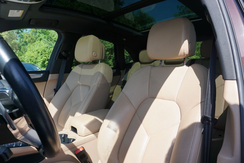 Thumbnail: 2021 Porsche Macan - 14