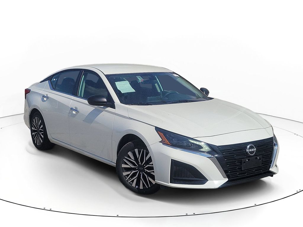 Glacier White 2025 Nissan Altima Sedan Front-Wheel Drive Continuously Variable Transmission
