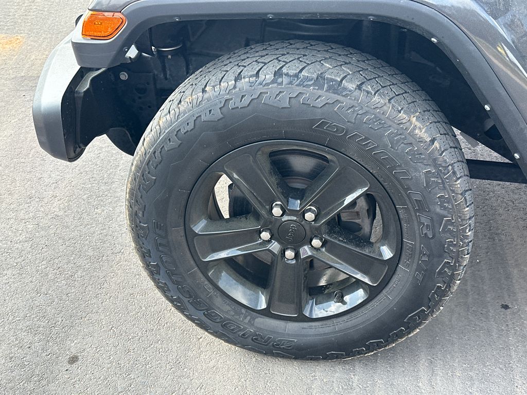 Used 2022 Gray Jeep Unlimited Sahara Altitude image 11