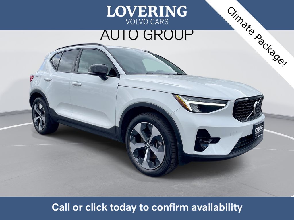 Crystal White 2023 Volvo XC40 B5 Plus Dark Theme AWD SUV / Crossover All-Wheel Drive Automatic