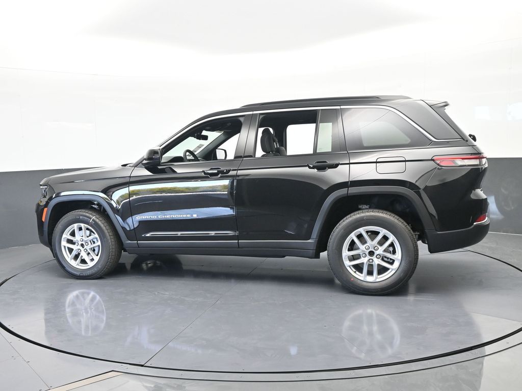 New 2026 Diamond Black Crystal Pearlcoat Jeep Laredo image 3