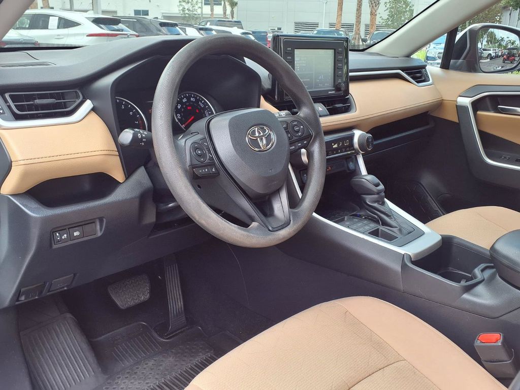 2022 Toyota RAV4 XLE - Photo 19