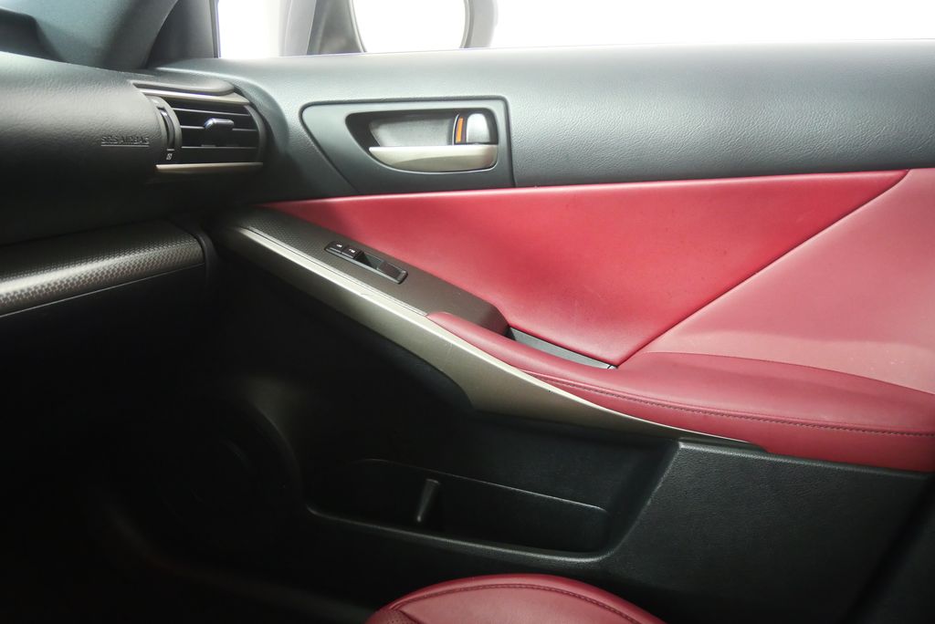 2018 Lexus IS 300 28