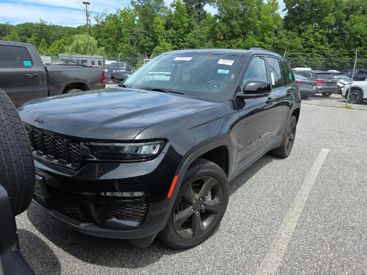 Diamond Black Crystal Pearlcoat 2023 Jeep Grand Cherokee SUV / Crossover Four-Wheel Drive 8-Speed Automatic