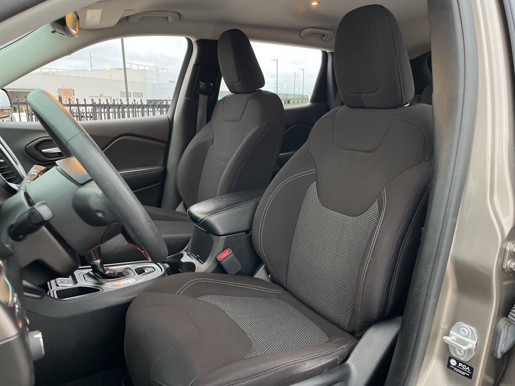 Thumbnail: 2021 Jeep Cherokee - 24