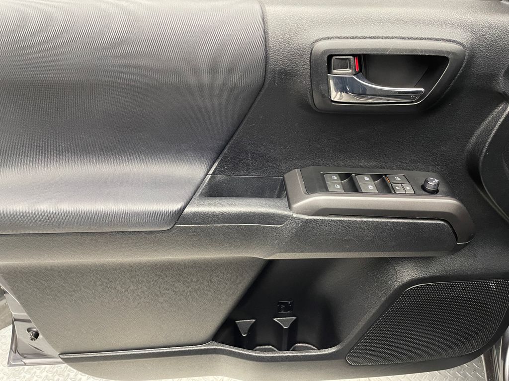 Thumbnail: 2022 Toyota Tacoma - 9