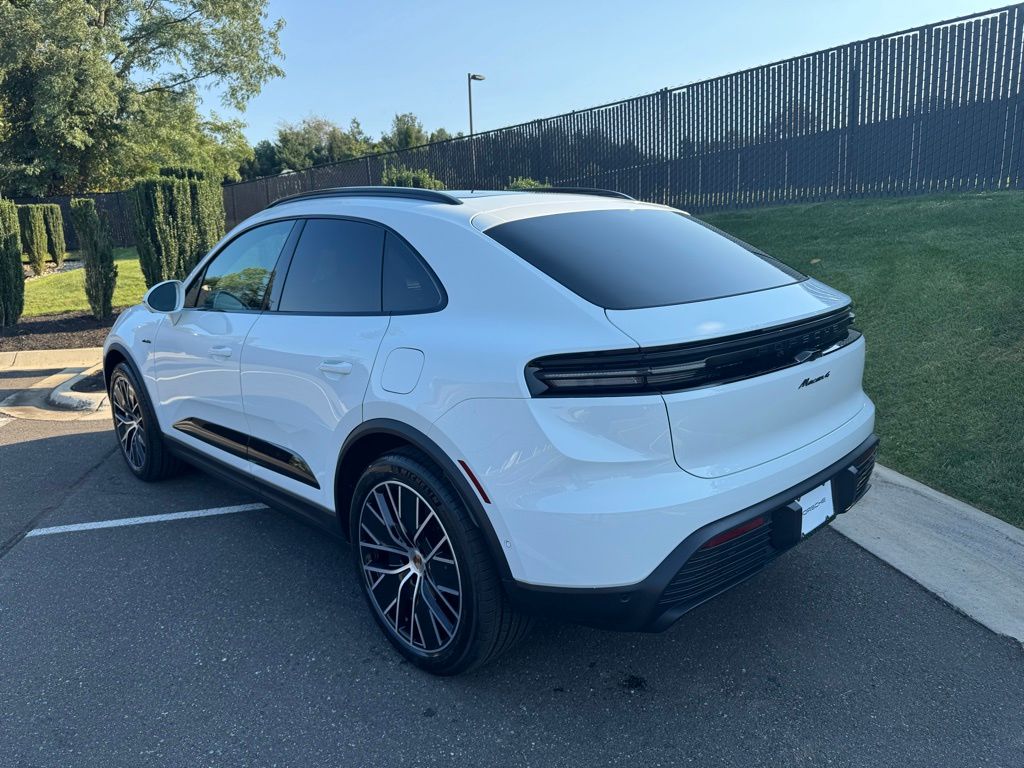 2024 Porsche Macan T 3