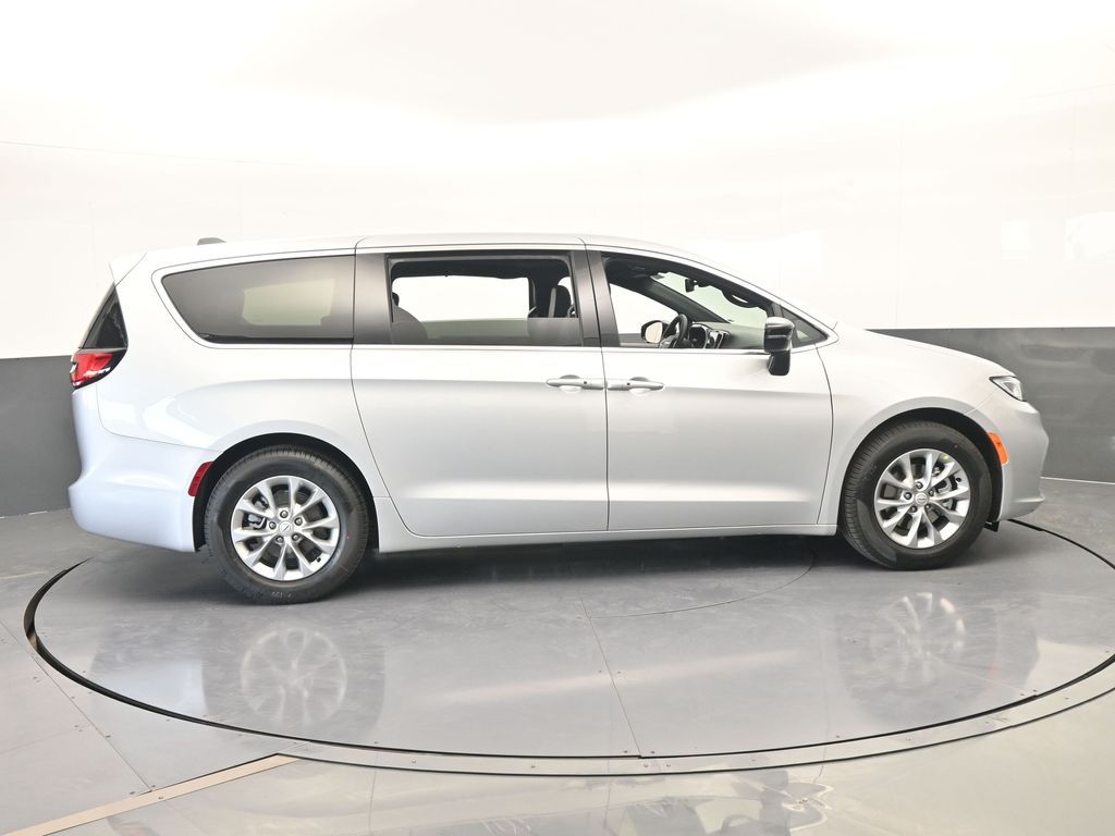 New 2026 Silver Mist Clearcoat Chrysler Limited image 7