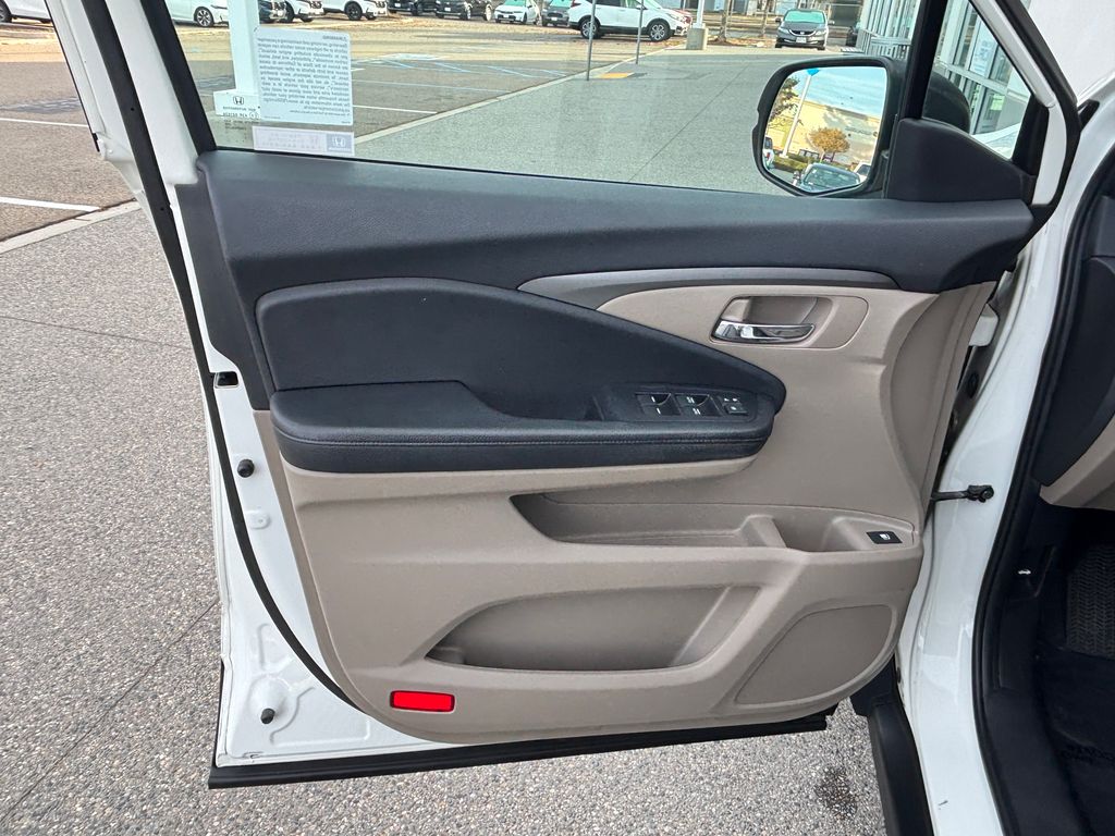 Thumbnail: 2019 Honda Pilot - 25