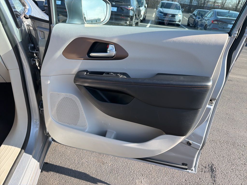 Thumbnail: 2018 Chrysler Pacifica - 26