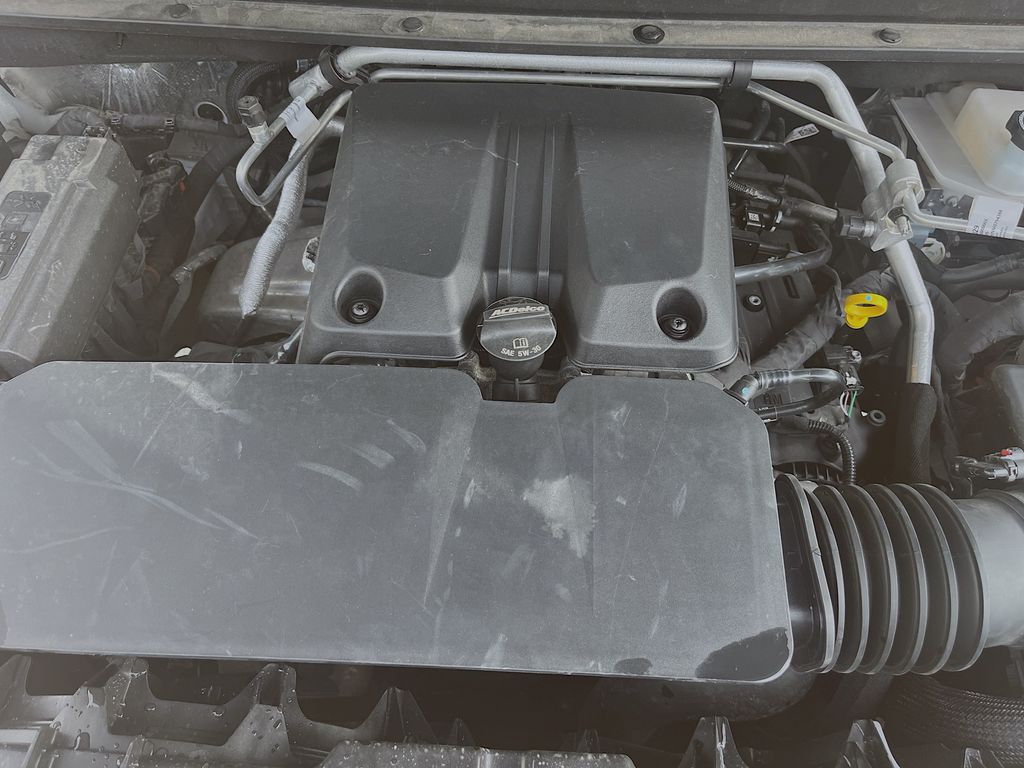 Used 2025 White Chevrolet LT image 30