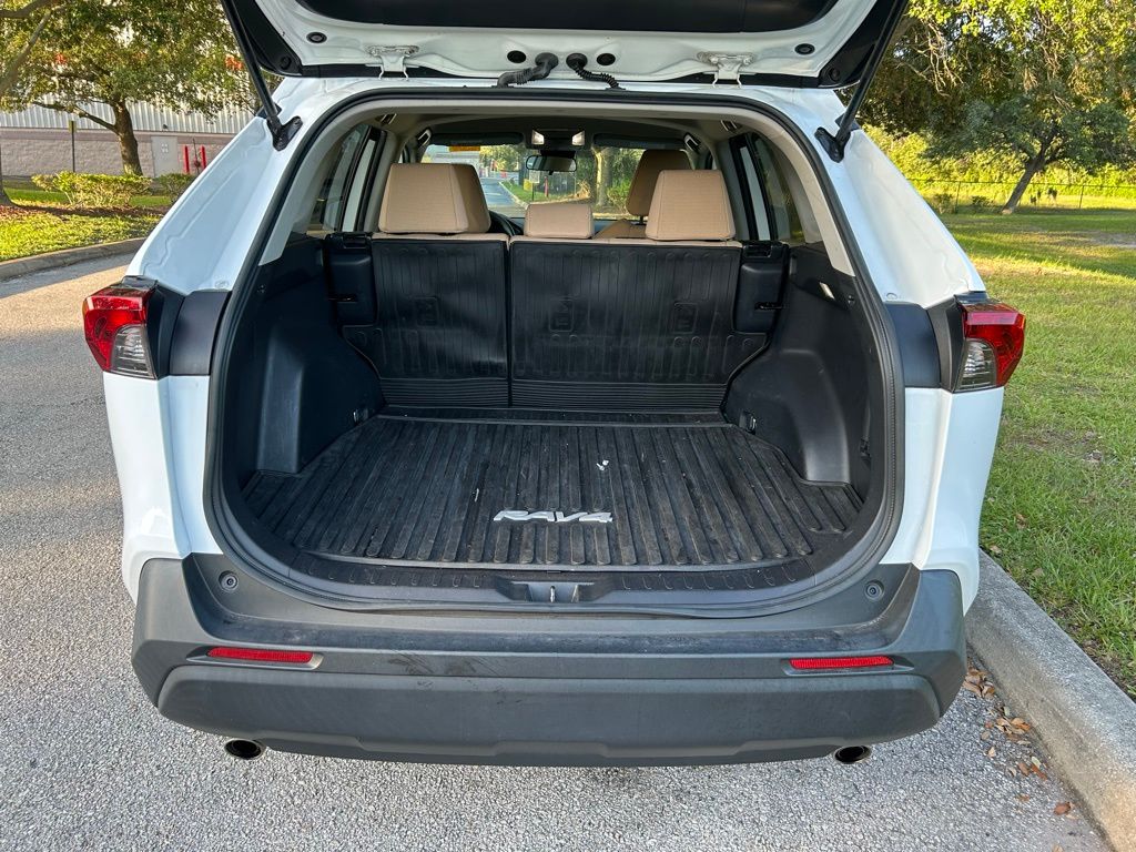2022 Toyota RAV4 LE 10