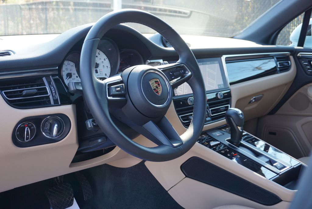 Thumbnail: 2024 Porsche Macan - 10
