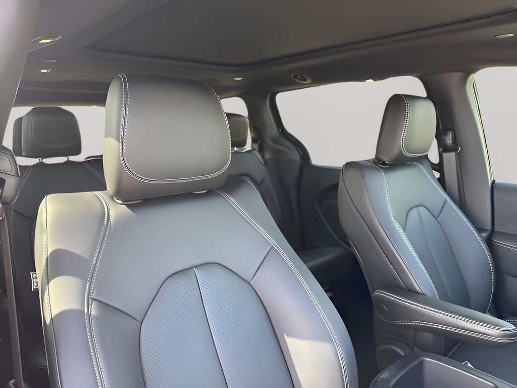 2025 Chrysler Pacifica Select - Photo 16