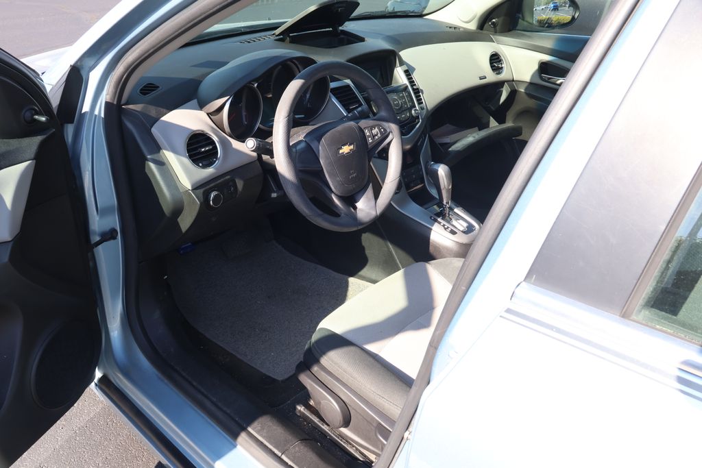 Thumbnail: 2011 Chevrolet Cruze - 8