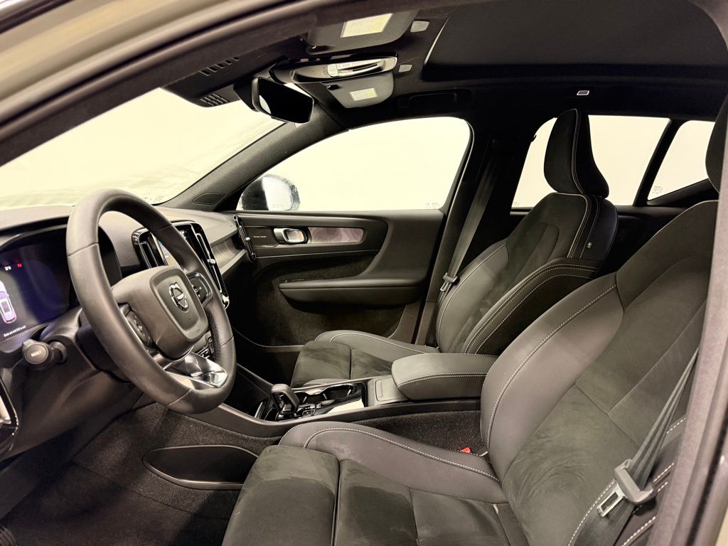 Thumbnail: 2023 Volvo XC40 - 12