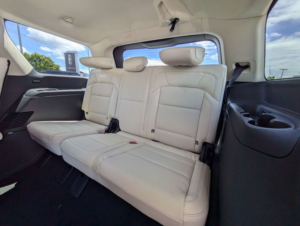 2027 Lincoln Navigator Premiere