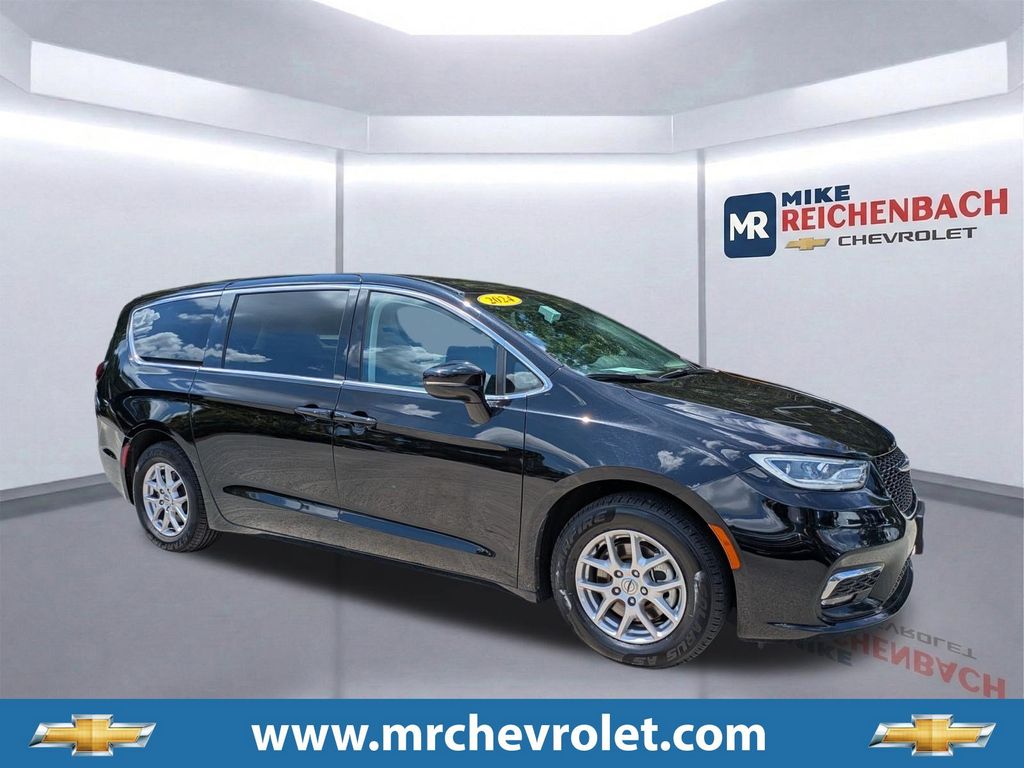 Diamond Black Crystal Pearlcoat 2024 Chrysler Pacifica Minivan Front-Wheel Drive 9-Speed Automatic