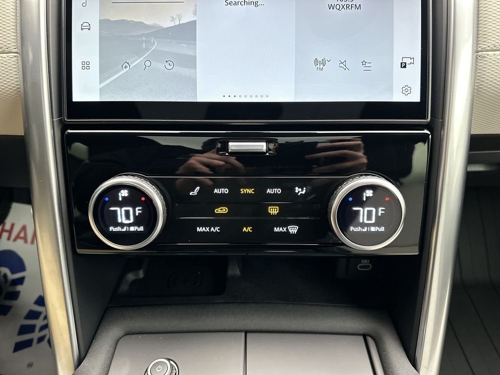 2024 Land Rover Discovery Dynamic SE 18