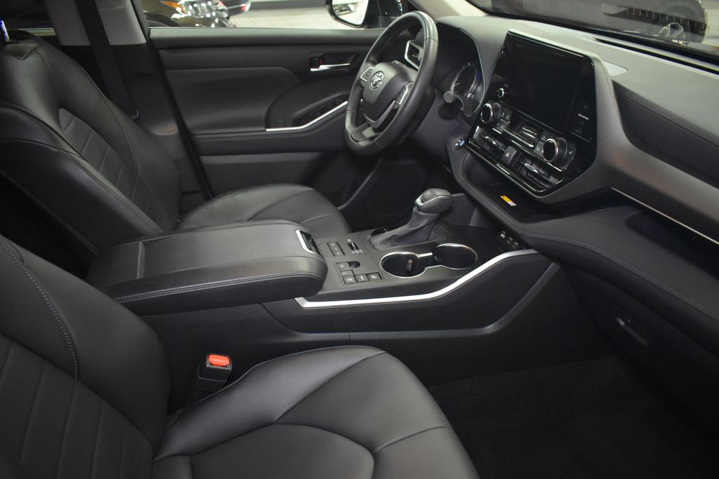 Thumbnail: 2023 Toyota Highlander - 32